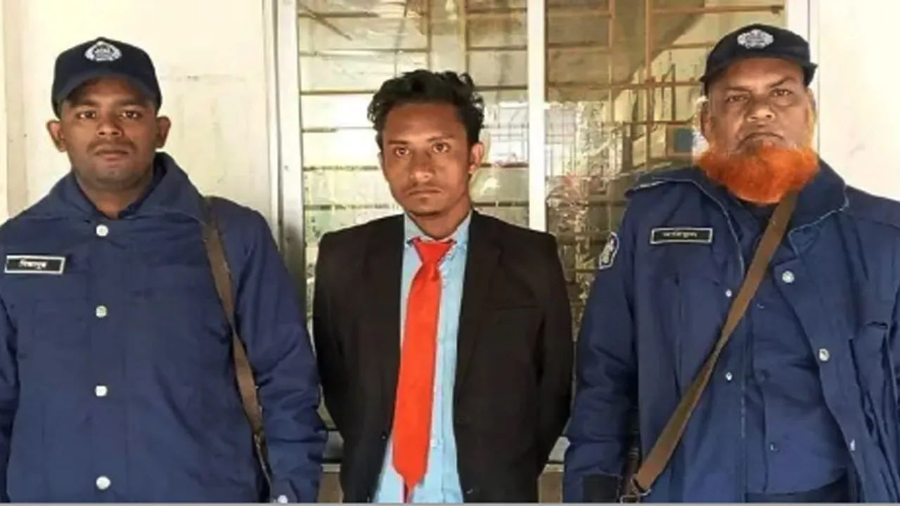 আগাম টিকিট কেটে চড়া দামে বিক্রি, রেলকর্মী আটক