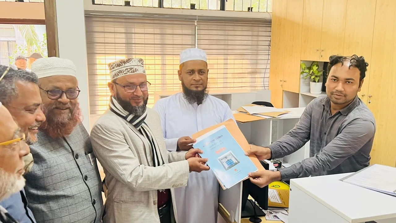 ফেনী-৩ আসনে জামায়াত মনোনীত প্রার্থী ফখরুদ্দিন মানিকের মনোনয়ন পত্র সংগ্রহ