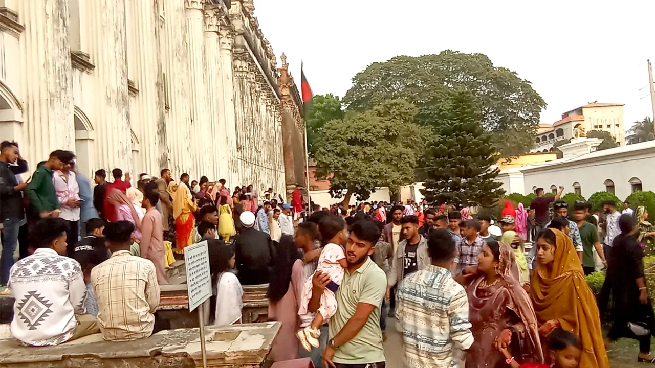 ঈদের ছুটিতে বালিয়াটি জমিদার বাড়িতে উপচে পড়া ভিড়
