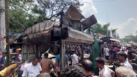 মানিকগঞ্জে আগুন লেগে পুড়ে গেছে দোকানঘর