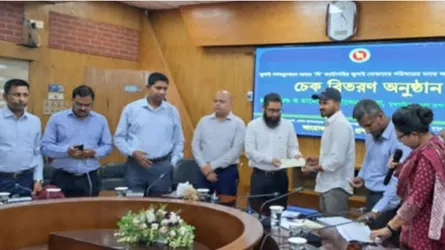 মানিকগঞ্জে জুলাই বিপ্লবে আহত ৫৪ জনকে অনুদান প্রদান