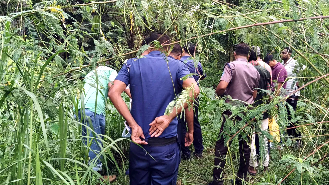 সিংগাইরে পুকুর থেকে অজ্ঞাত ব্যক্তির অর্ধগলিত লাশ উদ্ধার