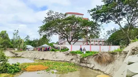 যমুনার ভাঙনে বিলীন হওয়ার শঙ্কায় দাখিল মাদরাসা