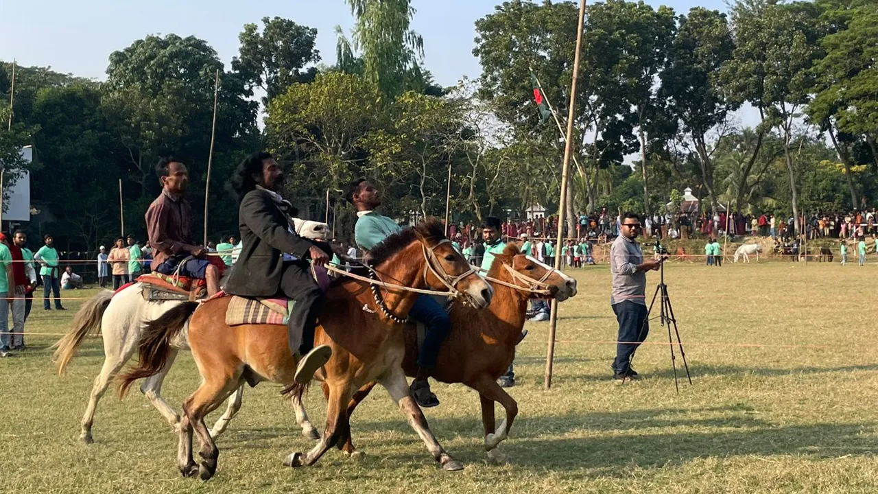 হরিরামপুরে ঐতিহ্যবাহী ঘোড়দৌড়, মানুষের ঢল