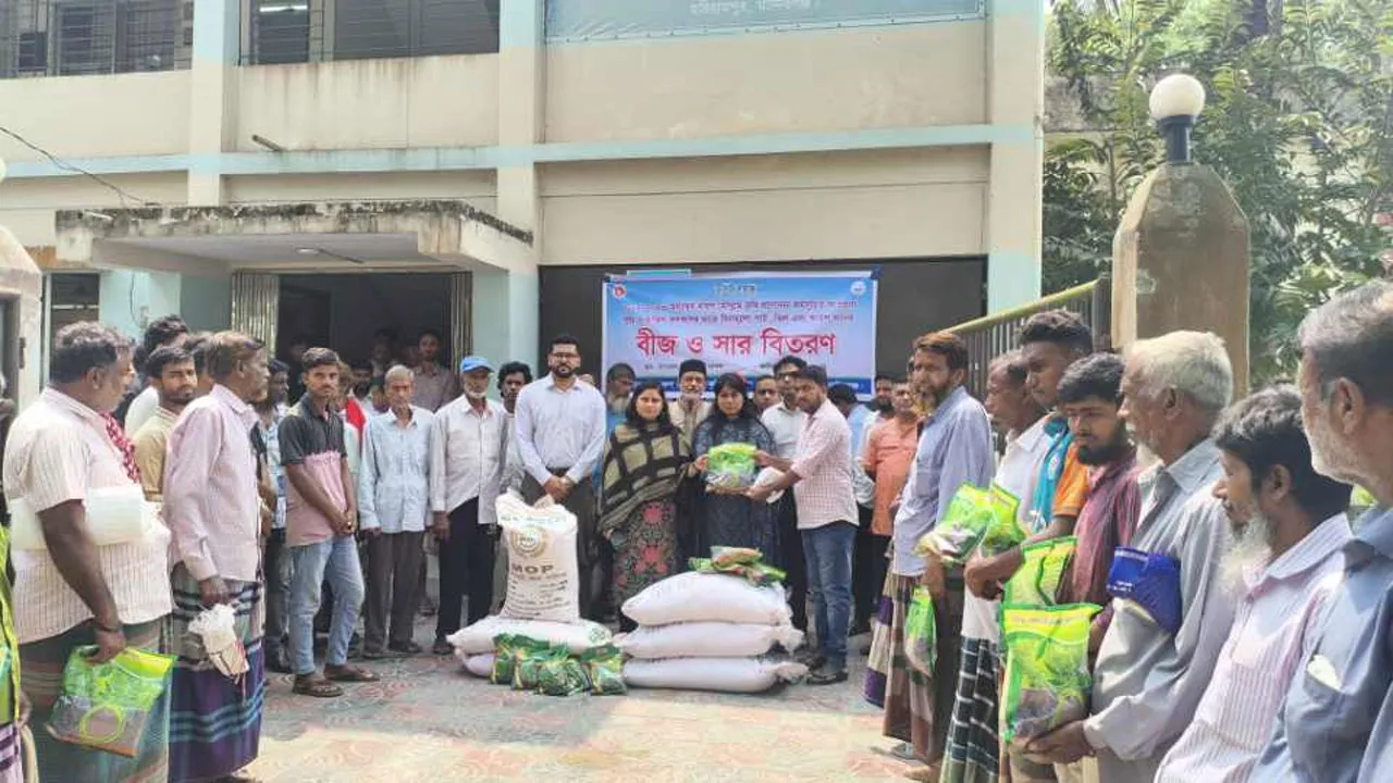 হরিরামপুরে বিনামূল্যে বীজ ও সার বিতরণ