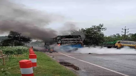 মানিকগঞ্জে লিকোইড অক্সিজেনবাহী লরির সাথে যাত্রীবাহী বাসের সংঘর্ষ