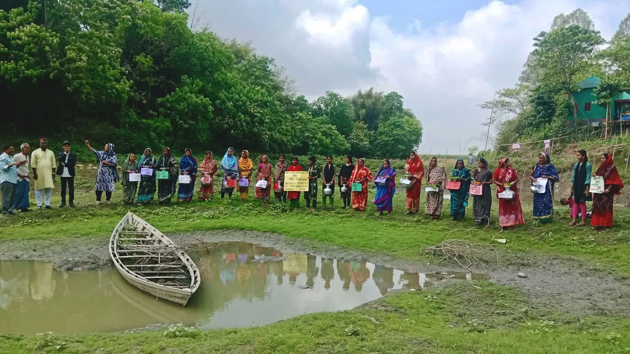 মানিকগঞ্জে ভূগর্ভস্থ পানির চাপ কমানোর দাবিতে কৃষাণিদের ব্যতিক্রমী মানববন্ধন