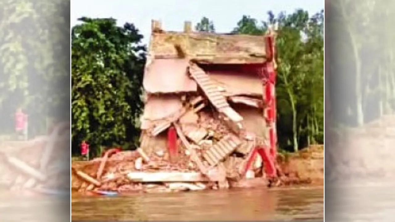 মানিকগঞ্জে নদীভাঙন ঝুঁকিতে ৬৪ স্থাপনা