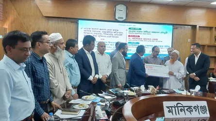 মানিকগঞ্জে ওয়েজ আর্নার্স বোর্ডের অনুদান
