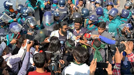 রাজশাহীতে সহকারী ভারতীয় হাইকমিশন অভিমুখে মিছিল, পুলিশের বাধা