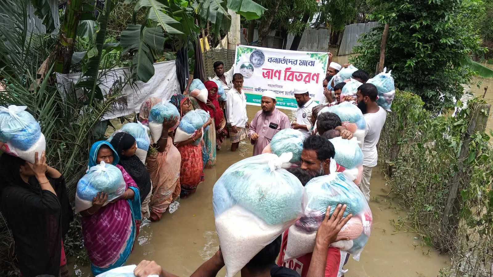 বন্যাদুর্গত হিন্দু সম্প্রদায়ের পাশে মারহামা ফাউন্ডেশনের