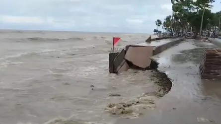 কুয়াকাটা সৈকতে ব্যাপক ক্ষয়ক্ষতি, মেরিন ড্রাইভ সড়কে ভাঙন
