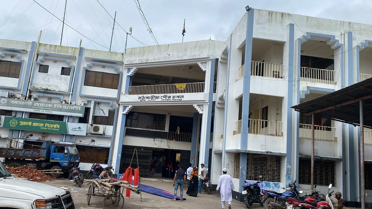৫৩ কোটি টাকার প্রকল্পে নেই সুফল, মঠবাড়িয়ায় পানির জন্য হাহাকার