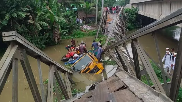 মঠবাড়িয়ায় ব্রিজ ভেঙে খালে ট্রাক, যান চলাচল বন্ধ