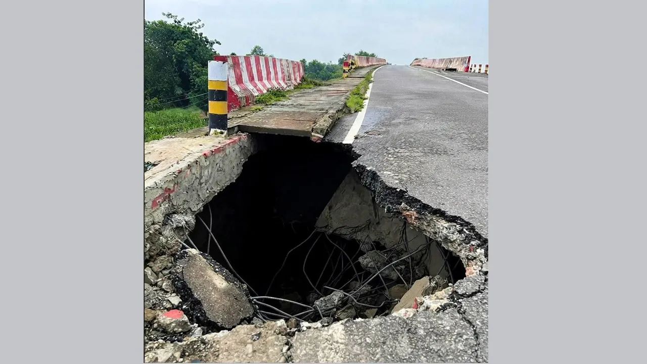 মতলব সেতুর অ্যাপ্রোচ সড়কে ভাঙন, জনমনে আতঙ্ক