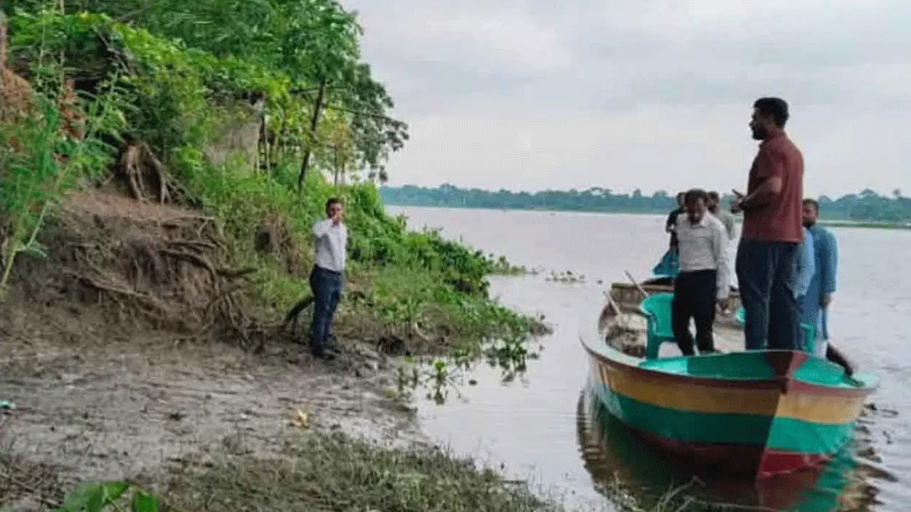 নদীভাঙ্গন কবলিত এলাকা পরিদর্শনে পাউবোর কর্মকর্তারা