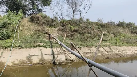 বেড়িবাঁধে সুড়ঙ্গ করে ড্রেজারের পাইপ, ঝুঁকিতে সেচ প্রকল্প