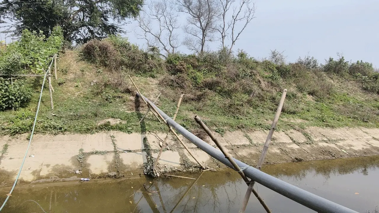বেড়িবাঁধে সুড়ঙ্গ করে ড্রেজারের পাইপ, ঝুঁকিতে সেচ প্রকল্প