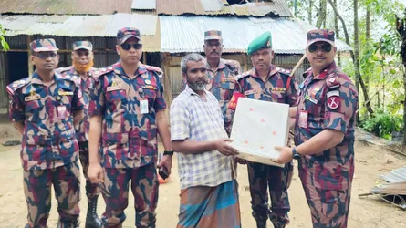 মৌলভীবাজারে ঝড়ে ক্ষতিগ্রস্তদের মাঝে বিজিবির ত্রাণ ও আর্থিক সহায়তা প্রদান