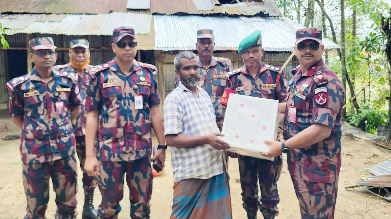 মৌলভীবাজারে ঝড়ে ক্ষতিগ্রস্তদের মাঝে বিজিবির ত্রাণ ও আর্থিক সহায়তা প্রদান