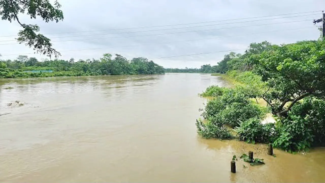 মৌলভীবাজারে নদ-নদীর পানি কমলেও বাঁধভাঙা বন্যায় পানিবন্দী অর্ধলক্ষাধিক মানুষ