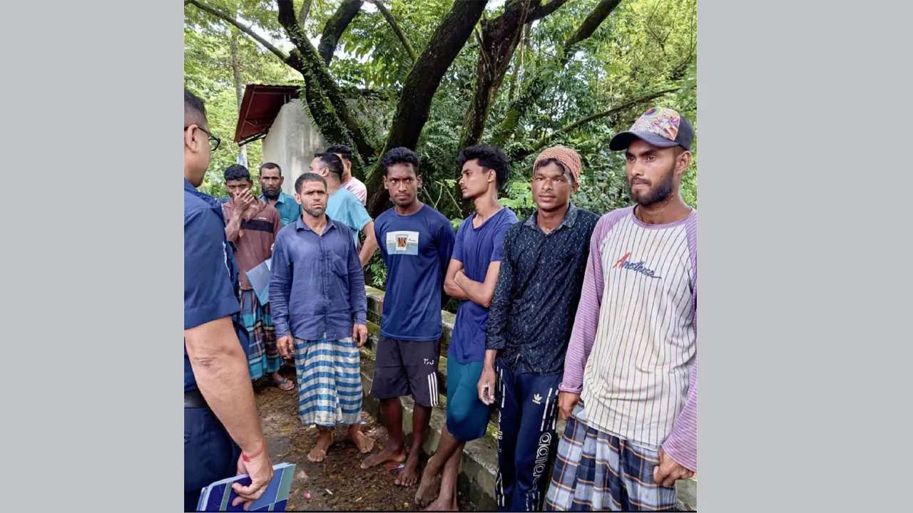 রাজনগরে বালু তোলার ৫টি নৌকা জব্দ, ৪ জনকে ৫০ হাজার টাকা জরিমানা
