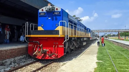 গৌরীপুরে ট্রেনের ইঞ্জিনে আগুন