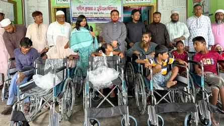 দর্শনায় প্রতিবন্ধীদের মাঝে হুইলচেয়ার বিতরণ