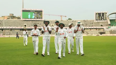 মিরপুরে ব্যাটারদের দিকে তাকিয়ে মিরাজ