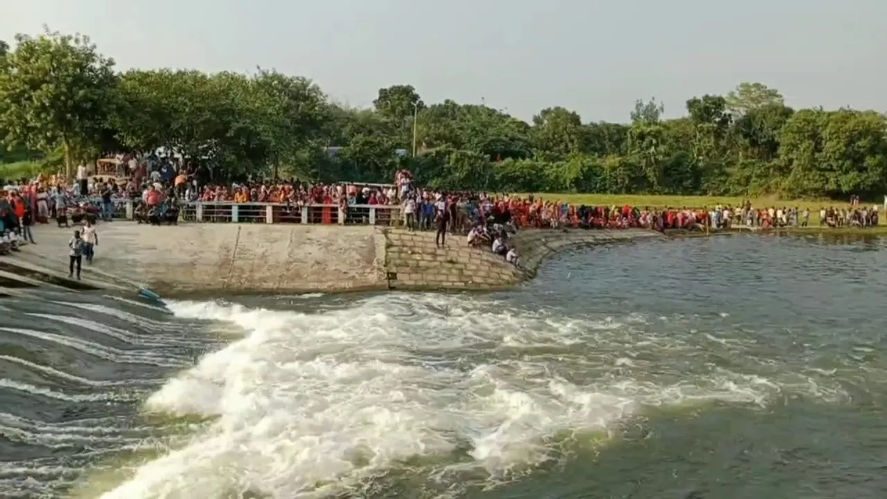 মেহেরপুরে ভৈরব নদের স্ল্যুইসগেটে গোসলে নেমে ২ শিক্ষার্থী নিখোঁজ