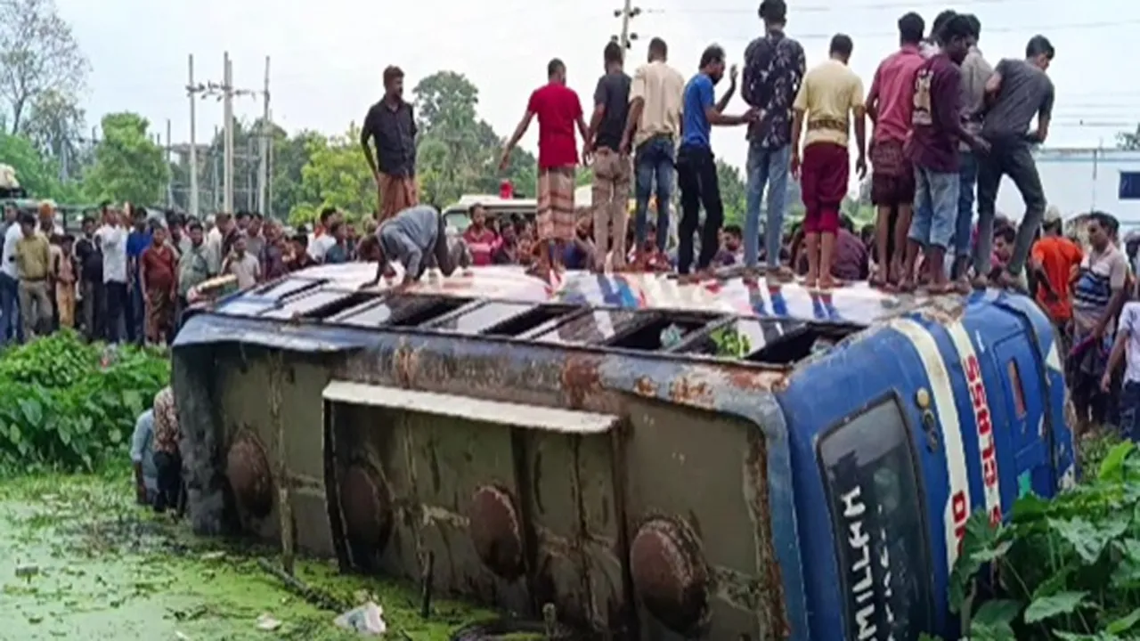 মেহেরপুরে বাস উল্টে ডোবায় পড়ে আহত ১৩