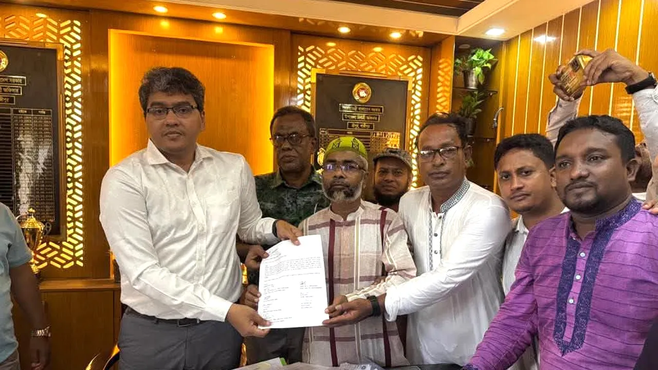 শ্রীপুর পৌরসভার বর্ধিত কর কমানোর দাবিতে স্মারকলিপি