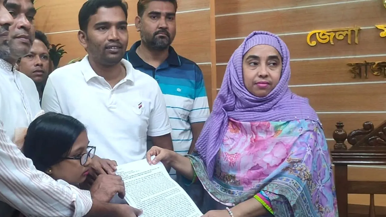 রাজবাড়ীর সাবেক ওসির পদোন্নতি বাতিল ও গ্রেফতারের দাবিতে স্বেচ্ছাসেবক দলের স্মারকলিপি