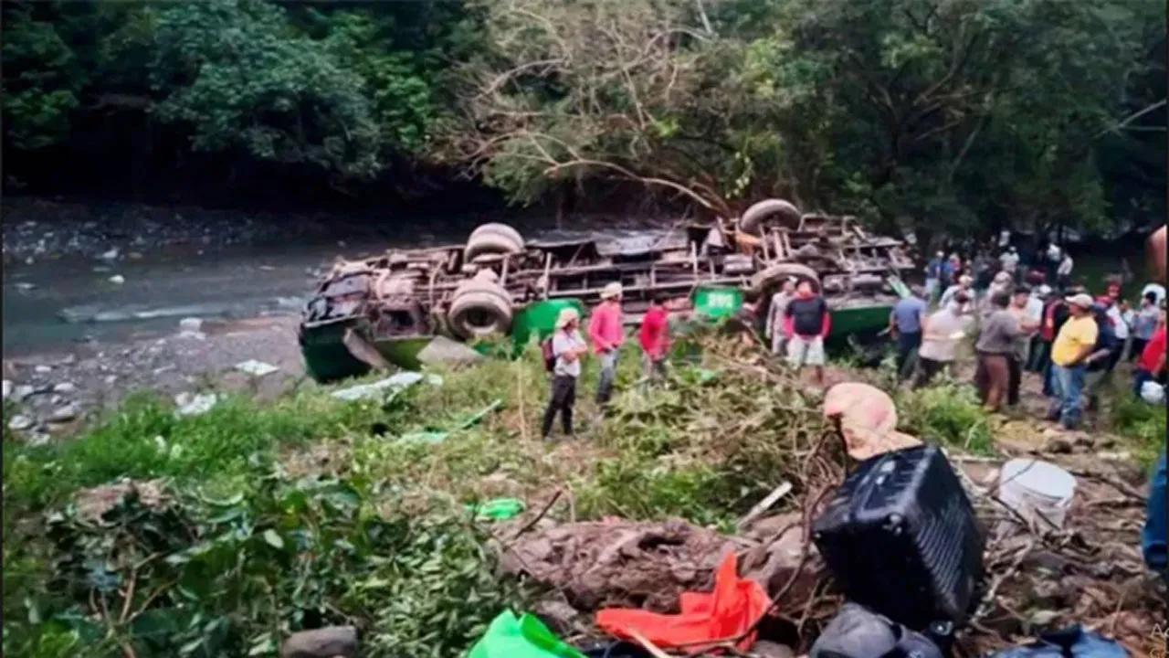 মেক্সিকোতে বাস দুর্ঘটনায় নিহত ১০