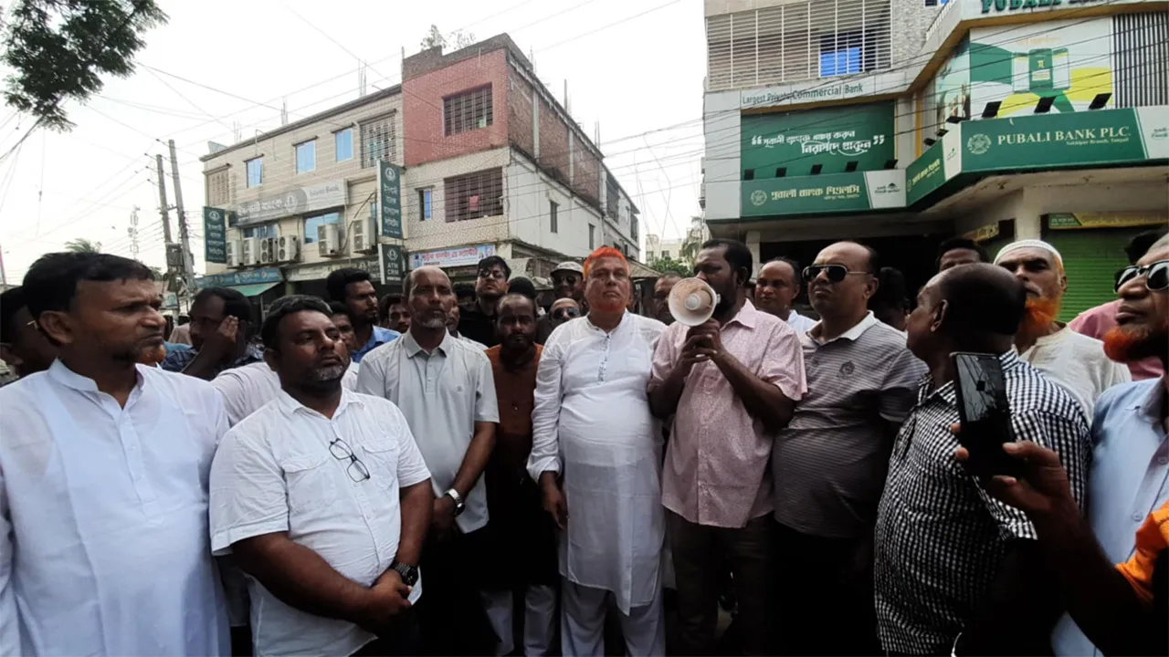 কমিটি বাতিলের দাবিতে আজম খানের কুশপুত্তলিকা দাহ, সখীপুরে প্রতিবাদ মিছিল