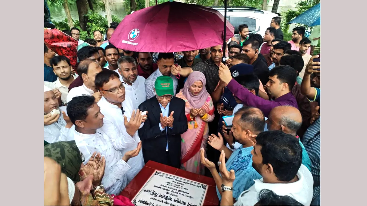 সোনাগাজীতে সড়ক সংস্কার কাজ উদ্বোধন করলেন পরিবেশ মন্ত্রী