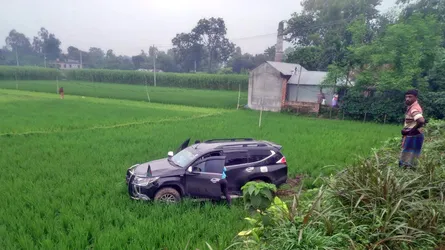 পথচারীকে বাঁচাতে গিয়ে ধানক্ষেতে প্রতিমন্ত্রীর গাড়ি, নারী নিহত