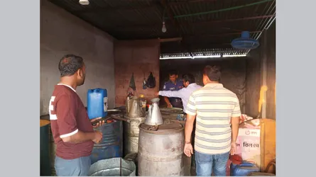 মিরসরাইয়ে জ্বালানি তেল বাড়তি দামে বিক্রি, দুই প্রতিষ্ঠানকে ২০ হাজার টাকা জরিমানা