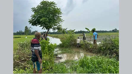 মিরসরাইয়ের মঘাদিয়ায় কৃষকদের নিয়ে আন্তছরা খাল খনন শুরু
