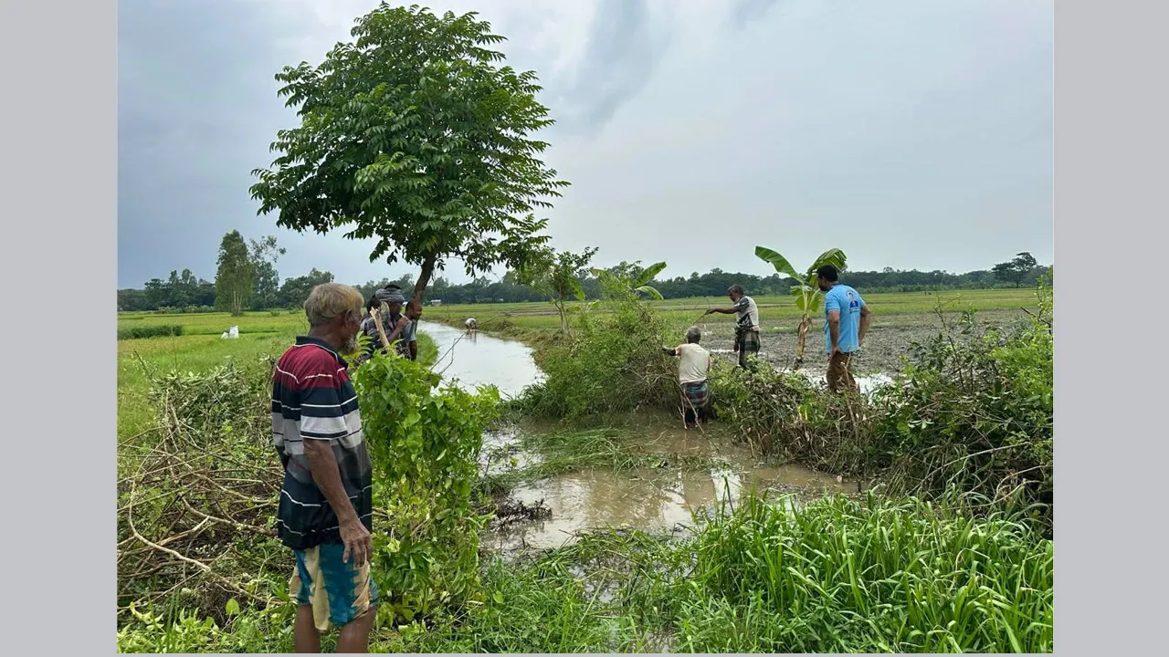 মিরসরাইয়ের মঘাদিয়ায় কৃষকদের নিয়ে আন্তছরা খাল খনন শুরু