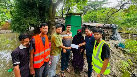 দক্ষিণ চট্টগ্রামে বন্যাদুর্গতদের সহযোগিতায় মিরসরাইয়ের স্বেচ্ছাসেবী সংগঠন শান্তিনীড়