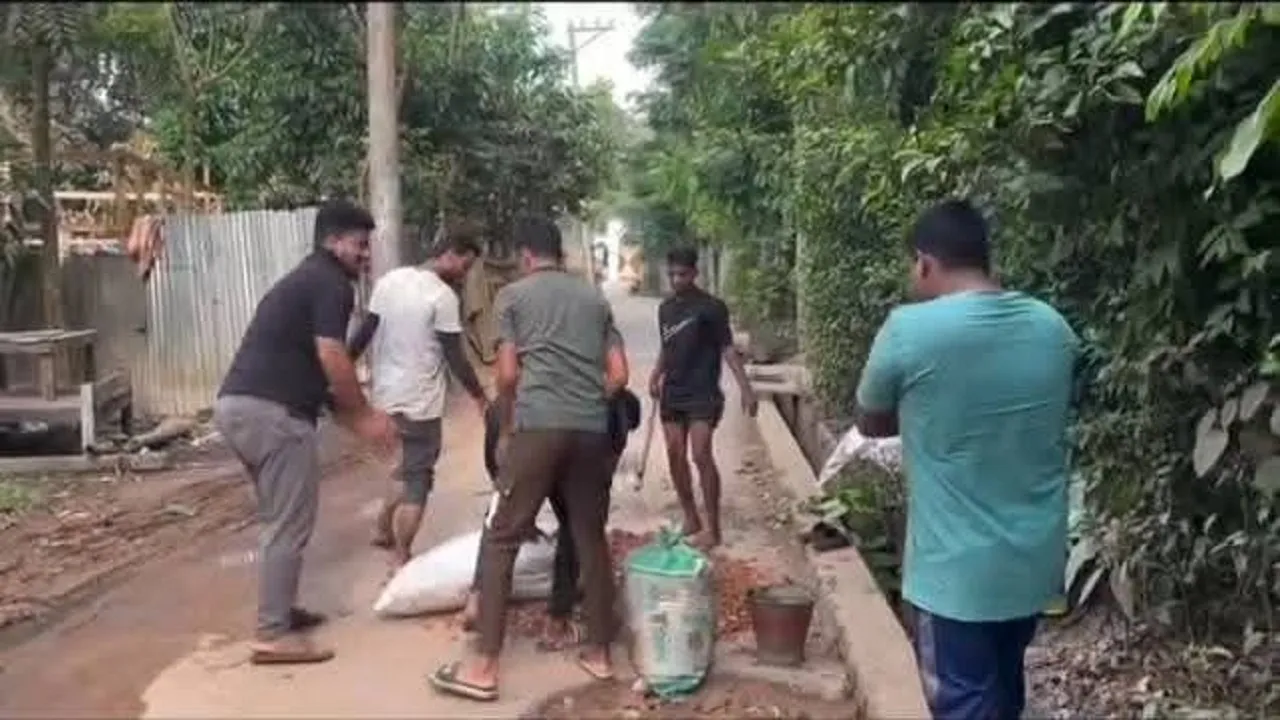 বৃষ্টিতে জলাবদ্ধতা নিরসনে বারইয়ারহাট পৌর ছাত্রদলের সড়ক মেরামত
