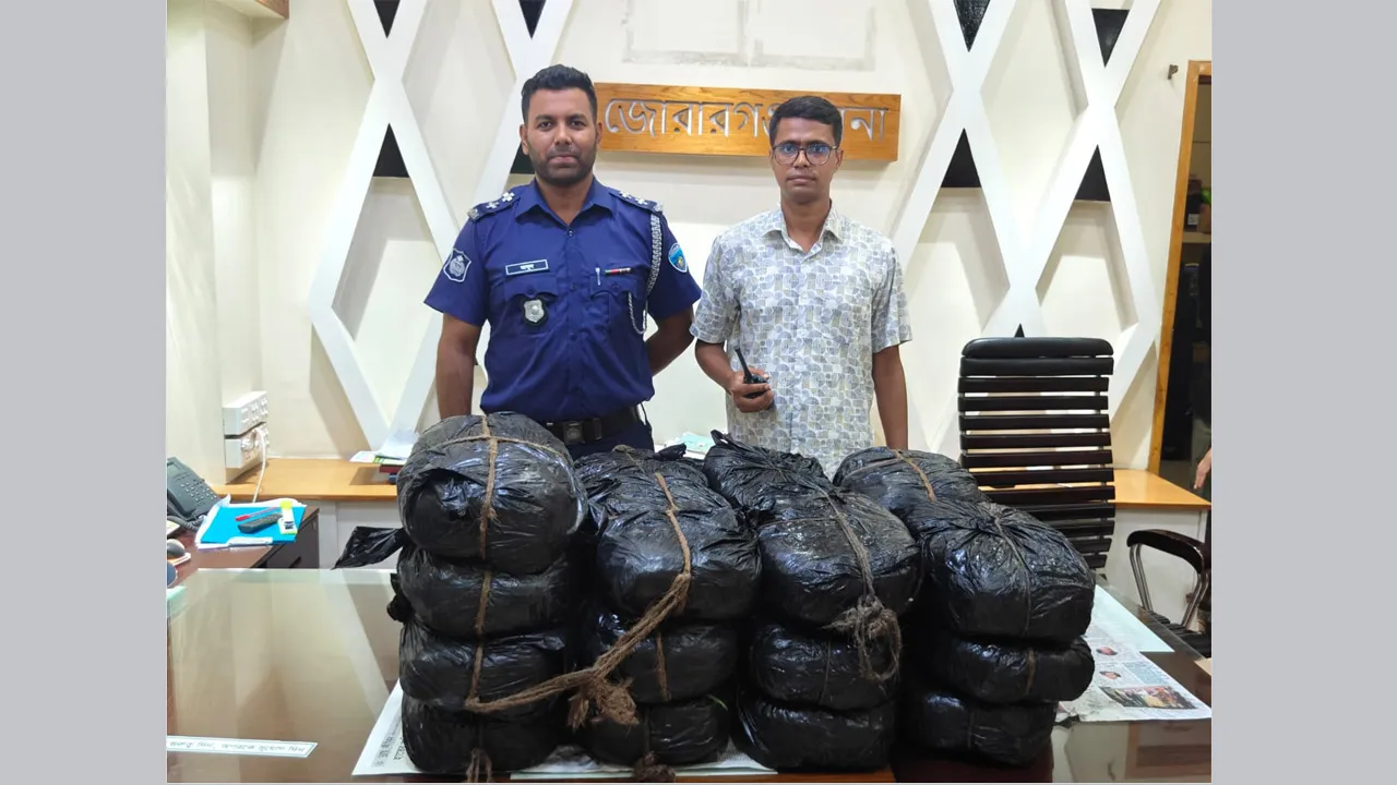 পুলিশ দেখে প্রাইভেটকার রেখে পালাল মাদক কারবারিরা, গাড়িতে মিলল ৫০ কেজি গাঁজা