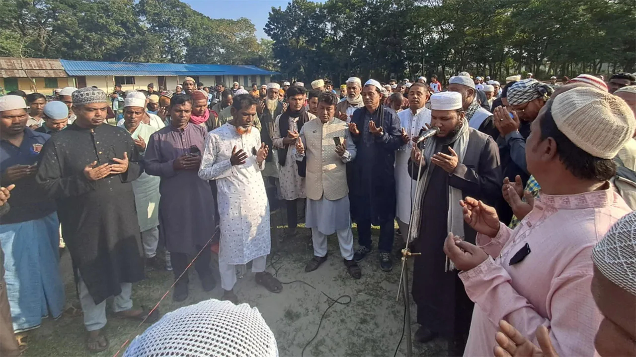 মিরসরাইয়ে খালেদা জিয়ার গায়েবানা জানাজা অনুষ্ঠিত