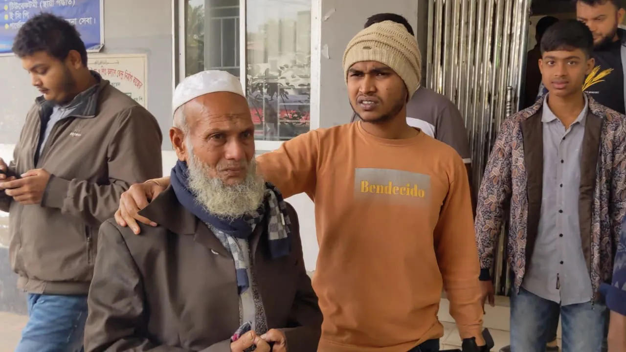 মিরসরাইয়ে লাখ টাকা ছিনতাই, অঝোরে কাঁদছেন বৃদ্ধ