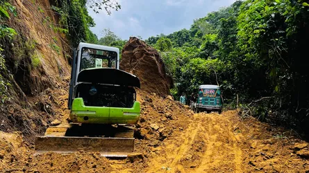 ছয় দিন পর চালু হলো মিরসরাই-ফটিকছড়ি সড়ক