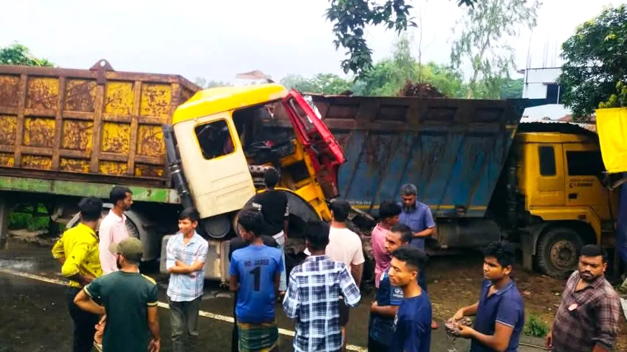 মিরসরাইয়ে লরির ধাক্কায় চালকের সহকারী নিহত