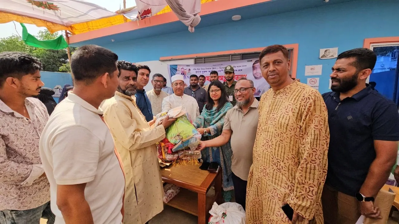 মিরসরাইয়ের এমপি নুরুল আমিনের পক্ষ থেকে ঈদ উপহার বিতরণ