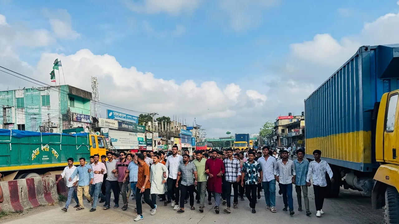 ঢাকা-চট্টগ্রাম মহাসড়কে ছাত্রদলের বিক্ষোভ