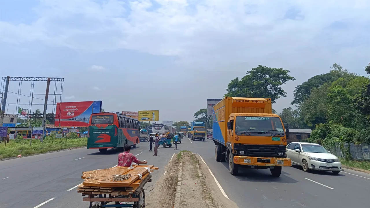 ঈদের লম্বা ছুটি শেষে ব্যস্ত নগরীতে ফিরছে মানুষ